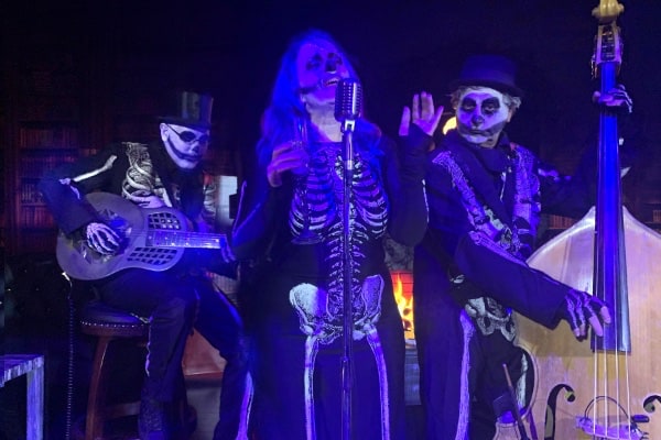 The Skeleton Band performing
